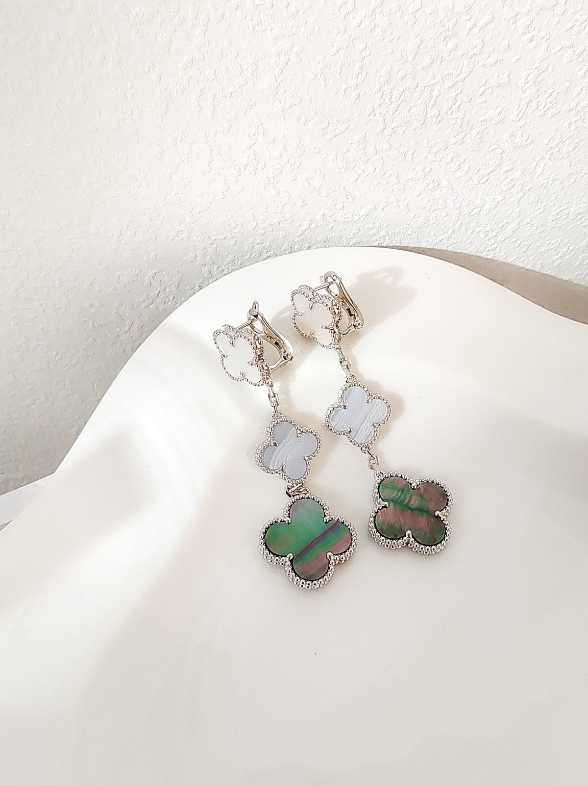 [✨ROSE💎]CLOVER 3 MOTIFS CHALCEDONY DARK MOP SILVER EARRINGS