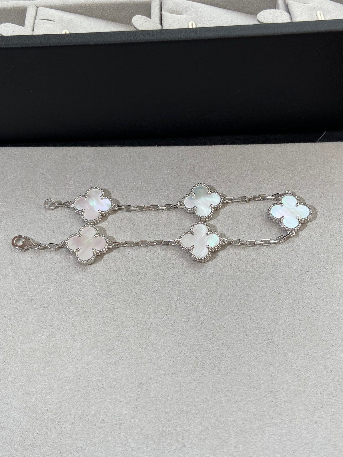 [✨ROSE💎]CLOVER WHITE PEARL MOP 5 MOTIF BRACELET COLLECTION